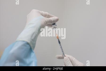 Bangkok, Thaïlande.31st janvier 2022.L'infirmière prépare une dose du vaccin pédiatrique Covid-19 Pfizer pour les enfants.la Thaïlande a commencé à vacciner les enfants âgés de 5-11 à 24 ans pour prévenir la propagation du coronavirus COVID-19 à l'Institut national de santé infantile de la Reine Sirikit à Bangkok.Crédit : SOPA Images Limited/Alamy Live News Banque D'Images