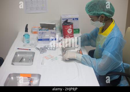 Bangkok, Thaïlande.31st janvier 2022.L'infirmière prépare une dose du vaccin pédiatrique Covid-19 Pfizer pour les enfants.la Thaïlande a commencé à vacciner les enfants âgés de 5-11 à 24 ans pour prévenir la propagation du coronavirus COVID-19 à l'Institut national de santé infantile de la Reine Sirikit à Bangkok.Crédit : SOPA Images Limited/Alamy Live News Banque D'Images