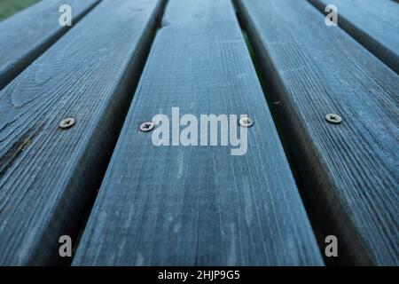 Planches en bois parallèles dépolies qui font partie d'une table extérieure. Banque D'Images