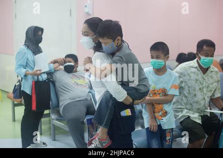 Bangkok, Thaïlande.31st janvier 2022.Mère vue porter son fils pour recevoir un vaccin contre le COVID-19.la Thaïlande a commencé à vacciner les enfants âgés de 5-11 ans pour prévenir la propagation du coronavirus COVID-19 à l'Institut national de la santé infantile de la Reine Sirikit à Bangkok.(Photo par Adisorn Chabsungnoen/SOPA Images/Sipa USA) crédit: SIPA USA/Alay Live News Banque D'Images