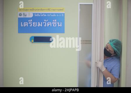 Bangkok, Thaïlande.31st janvier 2022.Une infirmière attend que les enfants soient vaccinés contre le COVID-19.la Thaïlande a commencé à vacciner les enfants âgés de 5-11 ans afin de prévenir la propagation du coronavirus COVID-19 à l'Institut national de la santé infantile de la Reine Sirikit à Bangkok.(Photo par Adisorn Chabsungnoen/SOPA Images/Sipa USA) crédit: SIPA USA/Alay Live News Banque D'Images