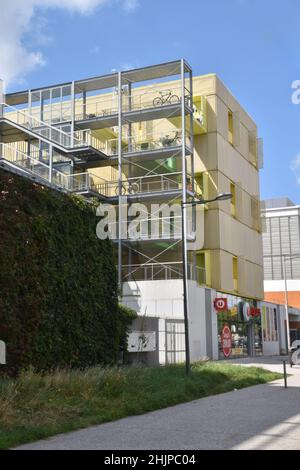 Résidence les Souffleurs, un immeuble de six étages à faible consommation d'énergie à Bordeaux, avec accès externe à chaque appartement, et panneaux solaires sur le toit. Banque D'Images