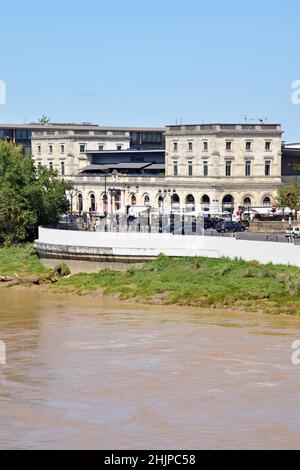 L'ancienne gare d'Orléans-Bastide, terminus de la ligne Paris-Bordeaux, a ouvert ses portes en 1852 et abrite désormais des restaurants et un cinéma multiplexe. Banque D'Images