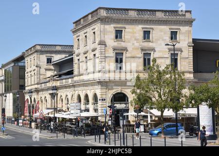 L'ancienne gare d'Orléans-Bastide, terminus de la ligne Paris-Bordeaux, a ouvert ses portes en 1852 et abrite désormais des restaurants et un cinéma multiplexe. Banque D'Images