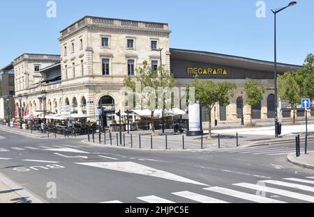 L'ancienne gare d'Orléans-Bastide, terminus de la ligne Paris-Bordeaux, a ouvert ses portes en 1852 et abrite désormais des restaurants et un cinéma multiplexe. Banque D'Images