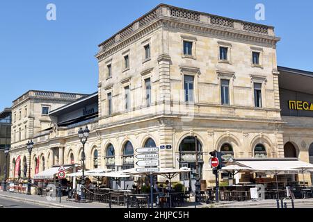 L'ancienne gare d'Orléans-Bastide, terminus de la ligne Paris-Bordeaux, a ouvert ses portes en 1852 et abrite désormais des restaurants et un cinéma multiplexe. Banque D'Images