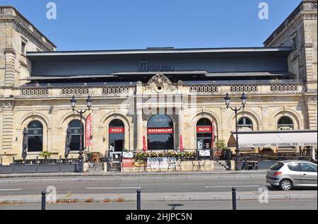 L'ancienne gare d'Orléans-Bastide, terminus de la ligne Paris-Bordeaux, a ouvert ses portes en 1852 et abrite désormais des restaurants et un cinéma multiplexe. Banque D'Images