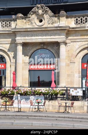 L'ancienne gare d'Orléans-Bastide, terminus de la ligne Paris-Bordeaux, a ouvert ses portes en 1852 et abrite désormais des restaurants et un cinéma multiplexe. Banque D'Images