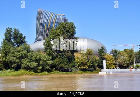 Le bâtiment sculptural ultra-moderne de la Cité des vins, qui abrite une exposition permanente sur l'histoire et la culture du vin dans la région de Bordeaux. Banque D'Images