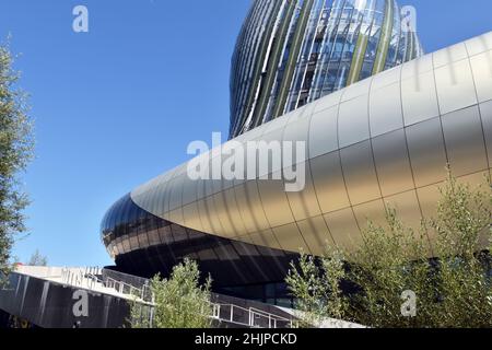Le bâtiment sculptural ultra-moderne de la Cité des vins, qui abrite une exposition permanente sur l'histoire et la culture du vin dans la région de Bordeaux. Banque D'Images