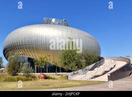 Le bâtiment sculptural ultra-moderne de la Cité des vins, qui abrite une exposition permanente sur l'histoire et la culture du vin dans la région de Bordeaux. Banque D'Images
