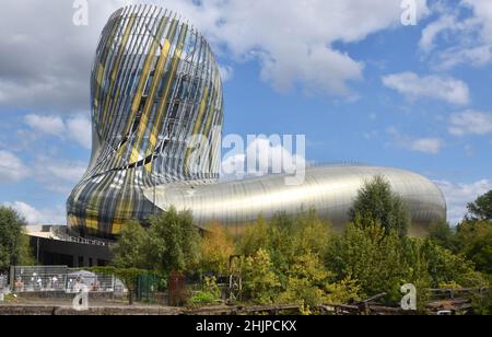 Le bâtiment sculptural ultra-moderne de la Cité des vins, qui abrite une exposition permanente sur l'histoire et la culture du vin dans la région de Bordeaux. Banque D'Images