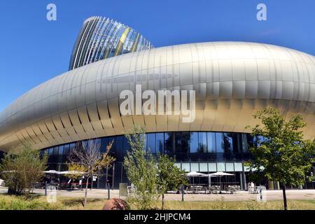 Le bâtiment sculptural ultra-moderne de la Cité des vins, qui abrite une exposition permanente sur l'histoire et la culture du vin dans la région de Bordeaux. Banque D'Images