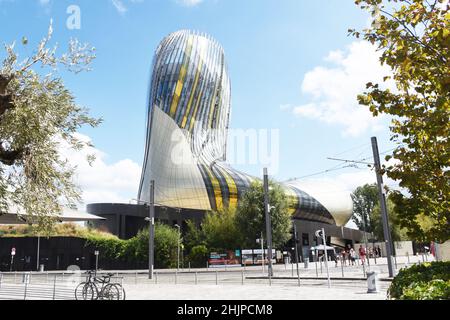 Le bâtiment sculptural ultra-moderne de la Cité des vins, qui abrite une exposition permanente sur l'histoire et la culture du vin dans la région de Bordeaux. Banque D'Images