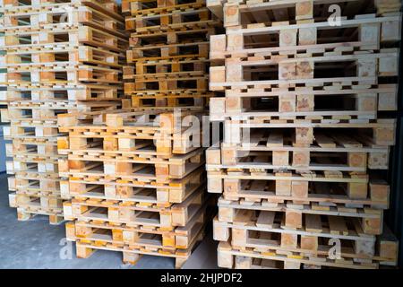 piles de palettes dans un entrepôt industriel. Banque D'Images