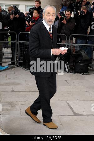 Photo du dossier datée du 09/03/09 de l'acteur Leonard Fenton, qui a joué le Dr Harold Legg à EastEnders, est décédé à l'âge de 95 ans.Il est apparu à EastEnders dans son tout premier épisode, avec ses dernières scènes diffusées en 2019.Date de publication : lundi 31 janvier 2022. Banque D'Images