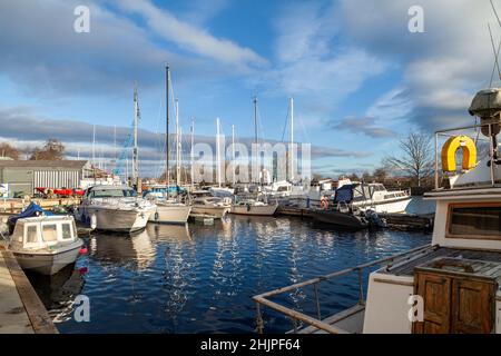 Caley Marina sur le canal Caledonian Banque D'Images