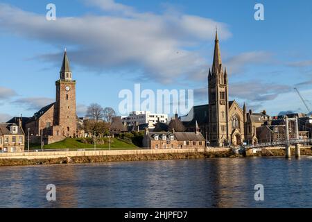 L'ancienne haute église et l'église libre d'Écosse le long de la rive de la Ness à Inverness. Banque D'Images