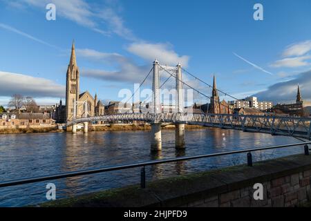 Greig Street Bridge passerelle au-dessus de la rivière Ness, connue localement sous le nom de Bouncy Bridge, Inverness, Écosse Banque D'Images