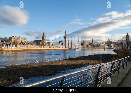 La ville d'Inverness vue du côté ouest de la rivière. Banque D'Images