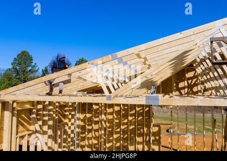 Bâtiment standard à ossature de bois avec gros plan sur le toit fermes ouvriers clouant des poutres en bois Banque D'Images