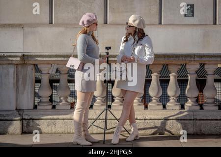 Londres, Royaume-Uni.30th janvier 2022.Quelques modèles de médias sociaux « Influencer » se préparent à un contenu créatif photo/vidéo lors d'une journée ensoleillée dans le centre de Westminster.Credit: Guy Corbishley/Alamy Live News Banque D'Images