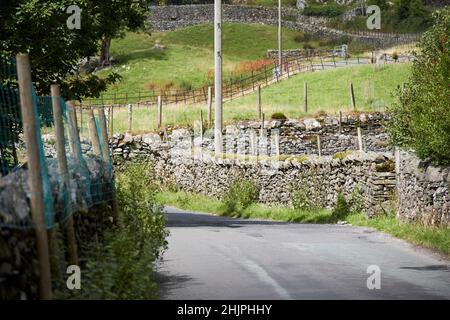 mur de pierre sèche bordé b5343 petite route locale étroite passant par la vallée de langdale, district de lac, cumbria, angleterre, royaume-uni Banque D'Images