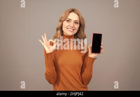 Téléphone portable approuvé. Affiche « bonne fille » pour smartphone. Concept approuvé Banque D'Images