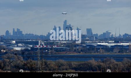 Un avion descendant au-dessus de Londres sur son approche de l'aéroport de Heathrow Banque D'Images