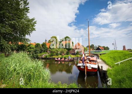 Enkhuizen, pays-Bas - 7 juillet 2021 : Tourisme en bateau traditionnel de boxe dans le musée Zuiderzee à Enkhuizen, pays-Bas Banque D'Images