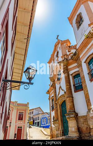 18th siècle église baroque vue d'en dessous avec les maisons de style colonial environnantes et la pente pavée dans le fond de la ville historique de notre Banque D'Images