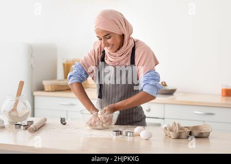 Maison boulangerie.Portrait de la belle dame musulmane dans hijab pâtisserie dans la cuisine Banque D'Images