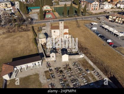 Vue de dessus du cimetière avec l'ancienne église de San Pietro à Grantola, province de Varèse, Lombardie, Italie Banque D'Images