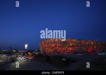 Pékin, Chine.31st janvier 2022.Les anneaux olympiques sont illuminés devant le Stade National avec la tour olympique derrière à quatre jours avant le début des Jeux Olympiques d'hiver de Beijing 2022 le lundi 31 janvier 2022.Photo de Paul Hanna/UPI crédit: UPI/Alay Live News Banque D'Images