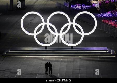 Pékin, Chine.31st janvier 2022.Les gens voient les anneaux olympiques à l'extérieur du stade national où la cérémonie d'ouverture aura lieu aux Jeux Olympiques d'hiver de Beijing 2022 le lundi 31 janvier 2022.Photo de Paul Hanna/UPI crédit: UPI/Alay Live News Banque D'Images