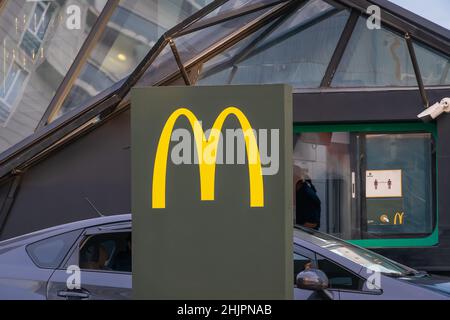 Batumi, Géorgie - janvier 7 2022 : la voiture se trouve près de la fenêtre de commande de McDonald's. Banque D'Images