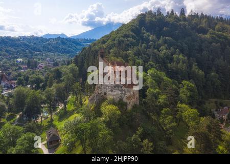 Bel emplacement ancien avec le majestueux château Dracula sur les hautes falaises, Bran, Transylvanie, Roumanie, Europe Banque D'Images