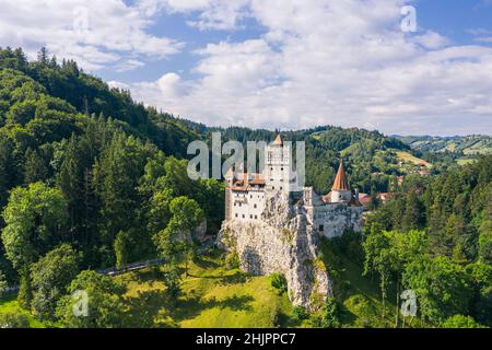 Bel emplacement ancien avec le majestueux château Dracula sur les hautes falaises, Bran, Transylvanie, Roumanie, Europe Banque D'Images