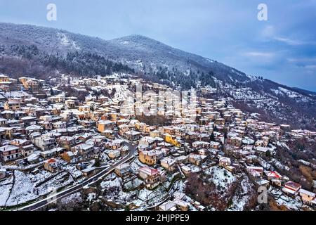 Vue aérienne du village de Mesenikolas, lac Plastiras, Karditsa, Thessalie, Grèce. Banque D'Images