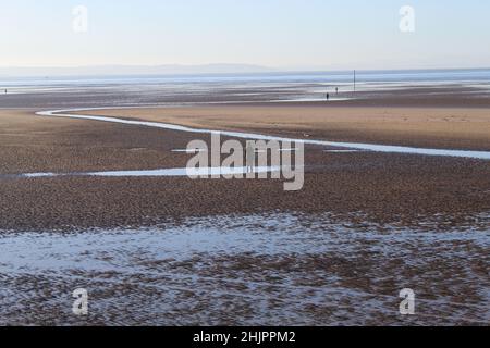 Les Iron Men on Crosby Beach à Liverpool, Merseyside, le matin froid de l'hiver Banque D'Images