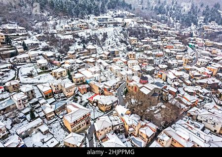 Vue aérienne du village de Mesenikolas, lac Plastiras, Karditsa, Thessalie, Grèce. Banque D'Images