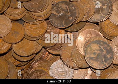 Une collection massive de pièces de monnaie anciennes et de pièces de monnaie anglaise de moitié de Penny Banque D'Images