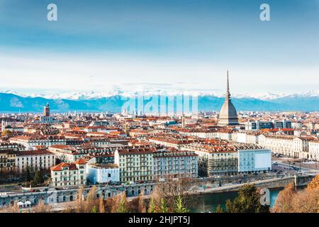 Vue panoramique sur le centre historique de Turin (Italie) avec le Mole Antonelliana surplombant la ville avec les Alpes enneigées en arrière-plan Banque D'Images