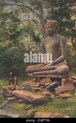 Assis comme si enveloppé dans la méditation cette figure de pierre colossale de Bouddha est une relique de la gloire passée d'Anuradhapura. Sri Lanka. Ceylan (1923) Banque D'Images