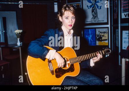 HILVERSUM, PAYS-BAS - 06 NOVEMBRE 1985 : la chanteuse-compositrice américaine Suzanne Vega. Banque D'Images