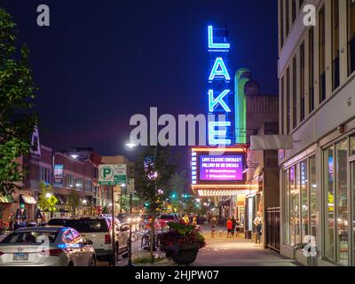 Lake Street la nuit, Lake Theatre à droite.Centre-ville d'Oak Park, Illinois. Banque D'Images