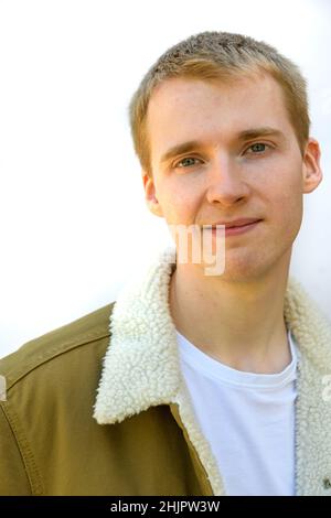 Acteur Jonathan Sparrow en t-shirt blanc et veste en fausse peau de mouton sur fond blanc Banque D'Images