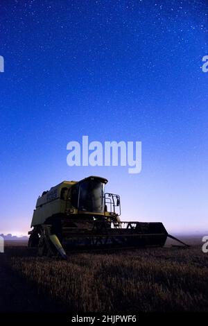 Moissonneuse-batteuse de nuit avec ciel étoilé  Norfolk Royaume-Uni Banque D'Images