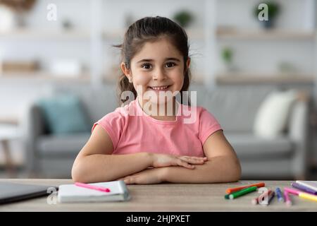 Magnifique portrait d'enfant.Jolie fille arabe de préadolescence posant à l'intérieur de la maison Banque D'Images