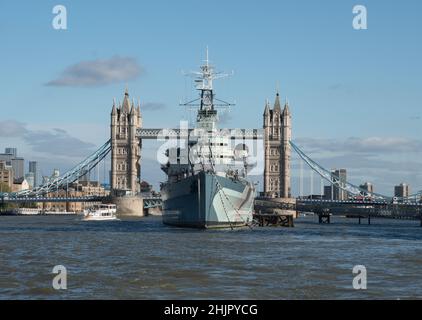 HMS Belfast amarré près de Tower Bridge sur la Tamise, Londres Banque D'Images